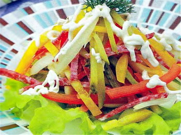 Овощной салат с копченой колбасой